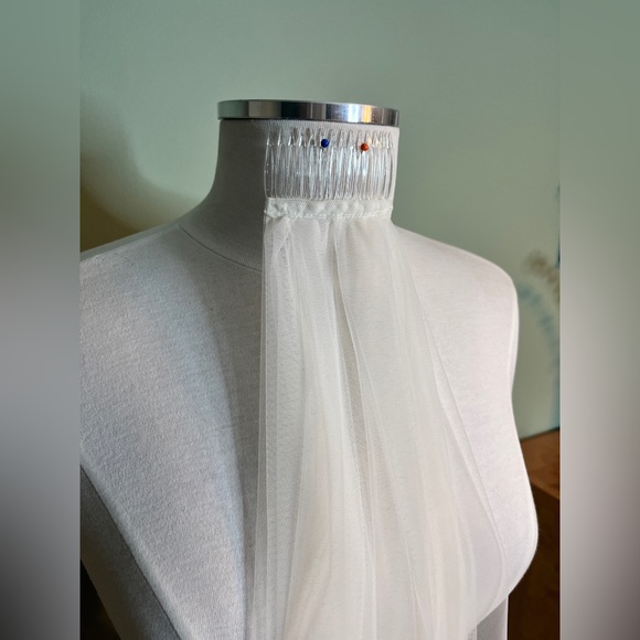 Beautiful 40 inch Italian net wedding veil with a plastic comb bridal - Picture 3 of 12